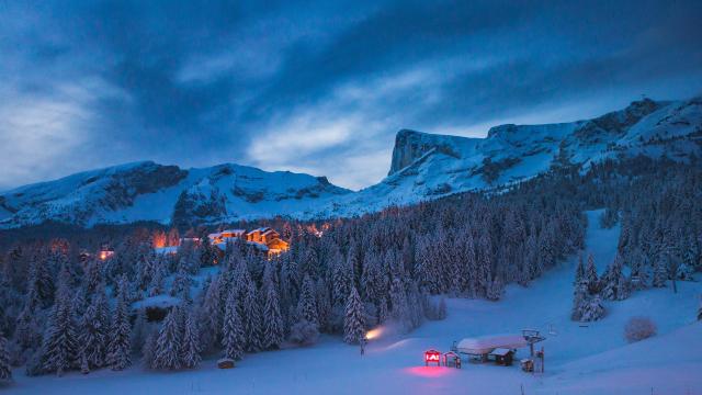 La station de ski de Superdévoluy sous la neige de nuit avec en fond le Pic de Bure, dans les Hautes Alpes