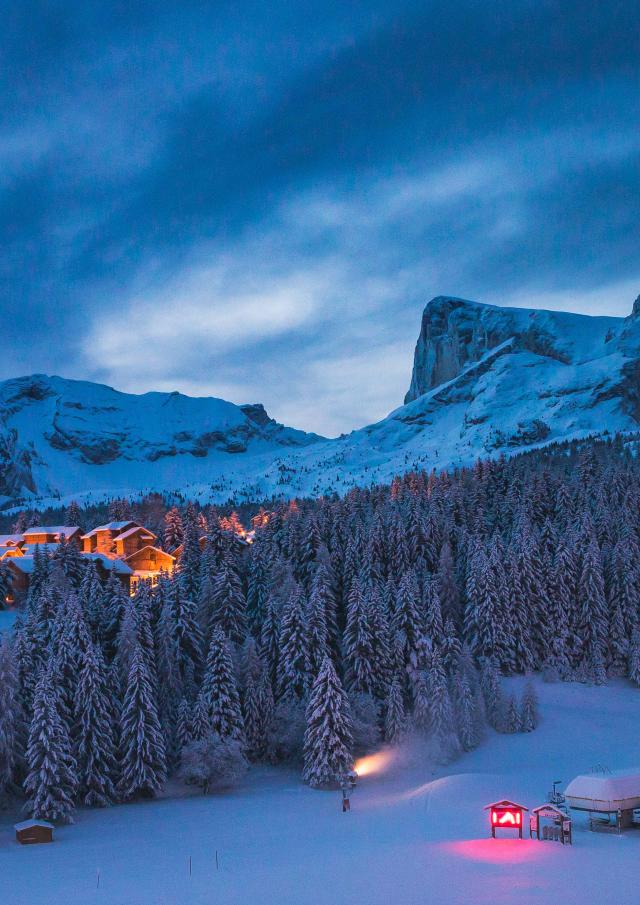 La station de ski de Superdévoluy sous la neige de nuit avec en fond le Pic de Bure, dans les Hautes Alpes