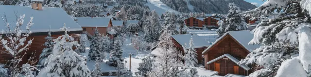Chalets sous la neige à la Joue du Loup, dans Le Dévoluy, Hautes Alpes