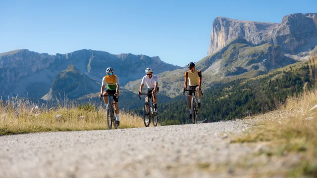 Balade en gravel bike avec vue sur le Pic de Bure,, dans Le Dévoluy.