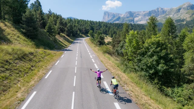 Cyclistes sur la route de Superdévoluy, lors de la courses et rando Altitude 1664