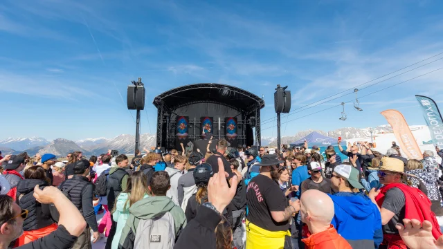 La scène du Dévoluy Mix Festival se dresse face à une foule de skieurs en folie devant le set de Bakermat