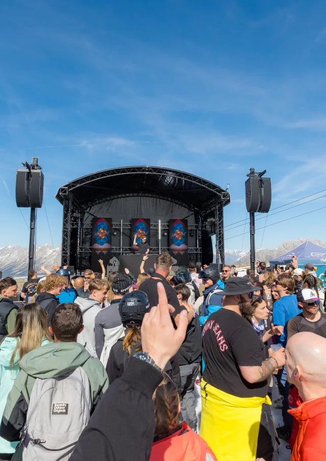 La scène du Dévoluy Mix Festival se dresse face à une foule de skieurs en folie devant le set de Bakermat