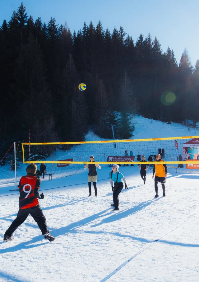 Match de snow volleyball en équipes de 4, lors de l'Open de Snow volley de Superdévoluy