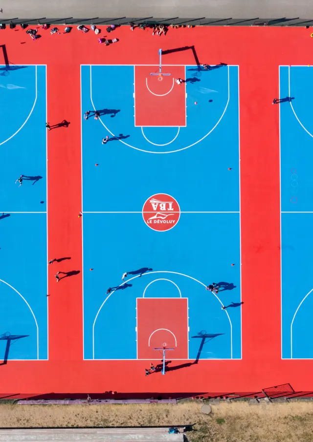 Les terrains de basket du Parc des Sports et Loisirs du Dévoluy