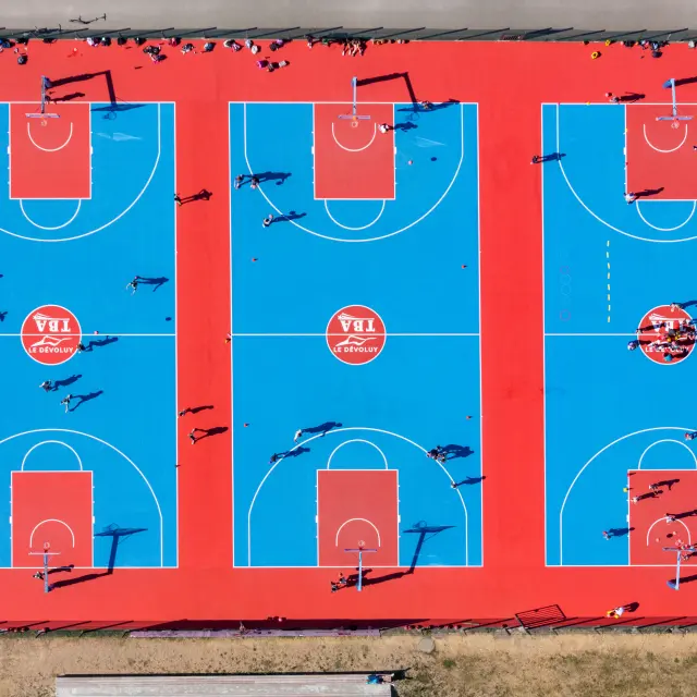 Les terrains de basket du Parc des Sports et Loisirs du Dévoluy
